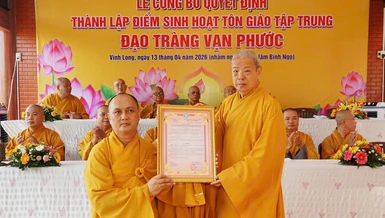 Hòa thượng Thích Trí Minh trao quyết định thành lập điểm sinh hoạt tôn giáo tập trung đạo tràng Vạn Phước đến Thượng tọa Thích Thiện Chơn
