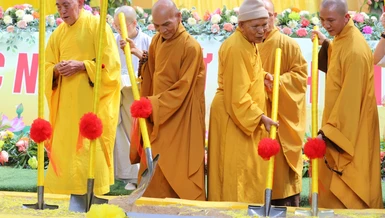 Chư tôn đức thực hiện nghi thức động thổ, đặt viên đá đầu tiên đại trùng tu chùa Hải Sơn