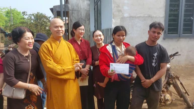 Thượng tọa Thích Quảng Phước, trụ trì chùa Mỹ Thạch, cùng Phật tử trao quà đến anh chị RaLan Hiu và RaLan Nhin tại xã Chư Sê, tỉnh Gia Lai