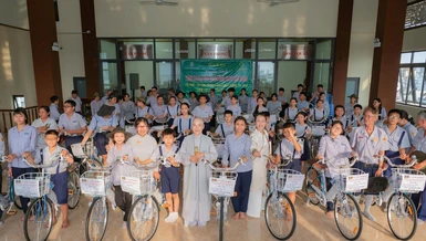 Ni trưởng Thích Nữ Minh Liên, cùng đơn vị tài trợ trao tặng xe đạp đến các em đoàn sinh tại chùa Thiên Chánh
