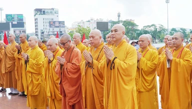 Ban Trị sự GHPGVN tỉnh Gia Lai tưởng niệm tại Tượng đài Nguyễn Sinh Sắc - Nguyễn Tất Thành