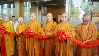 Chư tôn đức cắt băng khai mạc triển lãm tại Trung tâm Hội nghị tỉnh Gia Lai 