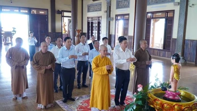 Ông Lưu Văn Trung, Phó Bí thư Tỉnh ủy, Chủ tịch HĐND tỉnh Lâm Đồng dâng hương lễ Phật và thực hiện nghi thức Tắm Phật 