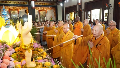 Chư tôn đức tổ đình Vĩnh Nghiêm thực hiện nghi thức Tắm Phật sáng 8-4-Bính Ngọ
