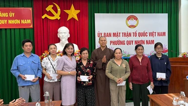 Đại diện các tự viện trên địa bàn P.Quy Nhơn Nam trao quà đến các gia đình diện chính sách