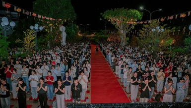 Học sinh tham dự lễ cầu nguyện tại tổ đình Bảo Lâm
