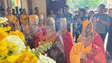 Chư tôn đức, đại biểu dâng hương