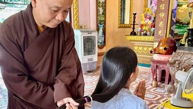Đoàn sinh Gia đình Phật tử chùa Phổ Thiện hiến tóc tặng bệnh nhân ung thư