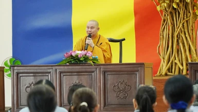 Thượng tọa Thích Giác Hiệp thuyết giảng thời pháp thoại tại khóa tu Ngày an lạc