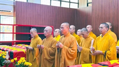 Chư tôn đức chùa Bửu Đà dâng hương tưởng niệm các anh hùng, liệt sĩ tại nơi quàn hài ở Công viên Lê Thị Riêng