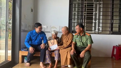 Đại đức Thích Minh Đăng, trụ trì chùa Hoa Nghiêm cùng đại diện chính quyền xã thăm hỏi tặng quà tri ân đến các gia đình người có công, thân nhân liệt sĩ tiêu biểu trên địa bàn xã