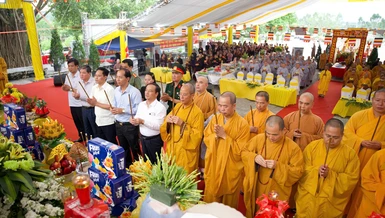 Ban Thường trực Ban Trị sự GHPGVN tỉnh Phú Thọ, đại diện chính quyền tưởng niệm tri ân các anh hùng liệt sĩ