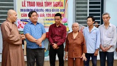 Đại đức Thích Minh Phương thăm hỏi và bàn giao nhà đến hộ gia đình ông Hồ Văn Cường