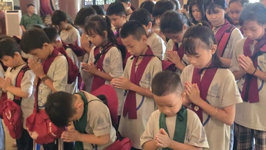Các em lớp giáo lý Bé học Phật cúi đầu tưởng niệm các anh hùng liệt sĩ tại Đền Bến Dược 