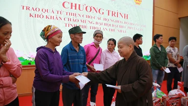 Ni sư Thích Đàm Nhã trao quà đến bà con tại xã Trung Sơn, tỉnh Phú Thọ