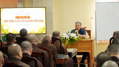 Ông Vũ Huy Long, Phó Trưởng phòng Phật giáo - Sở Dân tộc và Tôn giáo TP.HCM chia sẻ chuyên đề về Luật Tín ngưỡng, tôn giáo tại chùa Vĩnh Nghiêm