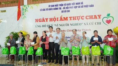 Giám đốc Sở Dân tộc và Tôn giáo TP.HCM Lâm Đình Thắng và ông Hứa Quốc Hưng, Bí thư Đảng ủy, Chủ tịch HĐND xã Củ Chi trao các phần quà ý nghĩa đến người khó khăn trên địa bàn xã 