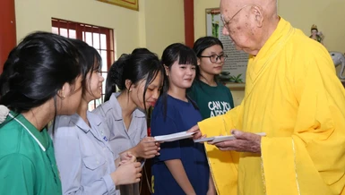 Chùa Chánh Thiên trao học bổng đến các em học sinh, đoàn sinh 