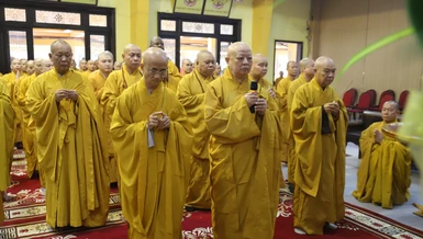 Hòa thượng Thích Lệ Trang cùng chư tôn đức dâng hương tưởng niệm Trưởng lão Hòa thượng Thích Tâm Châu 