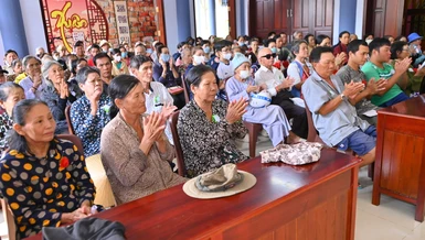 Người dân tham dự lễ Vu lan và nhận quà tại chùa Liên Trì