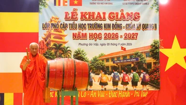 Hòa thượng Thích Thiện Chiếu, Giám đốc Cơ sở Từ thiện xã hội Phật giáo chùa Kỳ Quang 2 đánh trống khai giảng - Ảnh: Quang Hải 