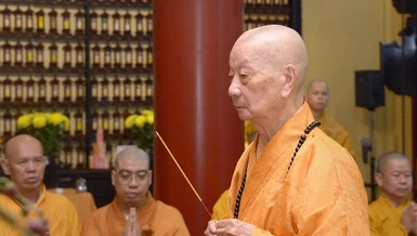 Đức Pháp chủ GHPGVN - Đại lão Hòa thượng Thích Trí Quảng tưởng niệm Hòa thượng Thích Nhật Quang tại chùa Ấn Quang - Ảnh: Bảo Toàn/BGN