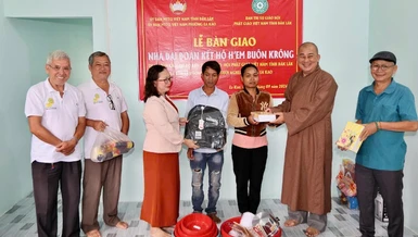 Lễ bàn giao nhà Đại đoàn kết cho gia đình bà H’Em (buôn Krông)