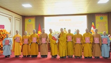 Trưởng lão Hòa thượng Thích Thanh Nhiễu trao quyết định chuẩn y nhân sự đến chư tôn đức Ban Trị sự GHPGVN tỉnh Phú Thọ