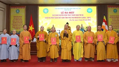 Thượng tọa Thích Minh Nghiêm, Trưởng ban Trị sự Phật giáo tỉnh Phú Thọ trao quyết định đến các ban chuyên môn, nhiệm kỳ 2026-2031