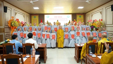 Thượng tọa Thích Minh Nghiêm trao quyết định chuẩn y nhân sự đến Phân ban Ni giới tỉnh