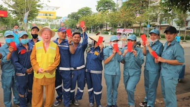 Niềm vui của công nhân vệ sinh môi trường khi nhận được lì-xì của Thượng tọa Thích Duy Trấn 