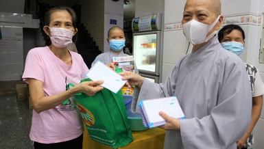 Ni sư Thích nữ Như Hiền, trụ trì chùa Bồ Đề Lan Nhã trao tặng lì xì đến bà con trong những ngày dịch Covid-19 