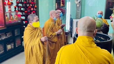 Chư Tăng Phật giáo quận 6 thực hiện nghi thức niêm hương trước khi tác pháp an cư 