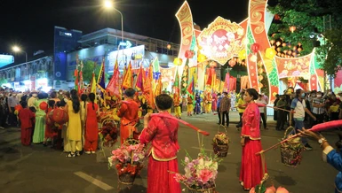 Cộng đồng người Hoa tại TP.HCM trong đêm lễ hội Tết Nguyên tiêu 