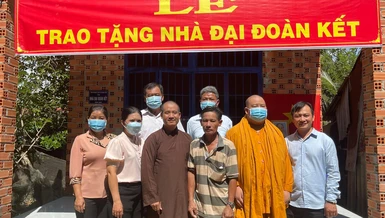 Phái đoàn dự lễ tân gia ngôi nhà tình thương hoàn tất trong mùa Phật đản