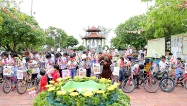 Lễ Phật đản an vui của các em học sinh ở chùa quê
