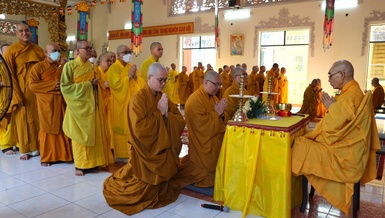 Chư Tăng cử hành nghi thức Tự tứ