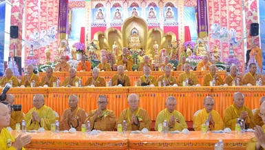 Buổi lễ cúng dường trai Tăng của Pháp hội Vạn Nhân Duyên diễn ra trang nghiêm tại Hội quán Nghĩa An (quận 5, TP.HCM)