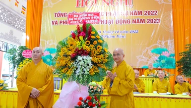 Thượng tọa Thích Nguyên Sĩ, Trưởng ban Trị sự GHPGVN quận 11 đón nhận lẵng hoa chúc mừng từ Ban Thường trực Ban Trị sự TP.HCM 