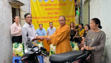 Đại đức trụ trì tịnh thất Vạn Đức trao chìa khóa xe đến hộ gia đình được hỗ trợ phương kế sinh nhai