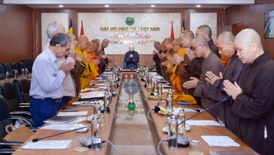 Chư tôn đức cử hành nghi thức niệm Phật trước khi phiên họp bắt đầu