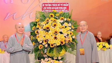 Ni sư Thích nữ Huệ Dâng, Trưởng Tiểu ban Hướng dẫn Phật tử đón nhận lẵng hoa chúc mừng từ Ni trưởng Thích nữ Từ Nhẫn, Phó trưởng Phân ban Ni giới T.Ư