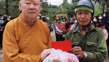 Hòa thượng Thích Duy Trấn tặng 800 phần quà để đồng bào dân tộc đón Tết - Ảnh: Minh Lương