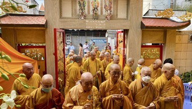 Chư tôn đức thực hiện nghi thức niêm hương trước Tam bảo