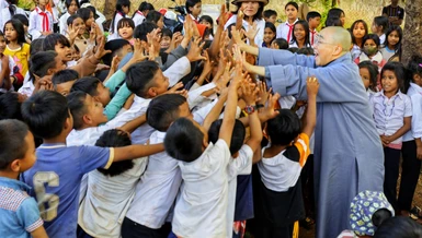 Học sinh đồng bào dân tộc vui mừng mỗi khi Ni sư Huệ Dâng về làng thăm em - Ảnh: Lê Miền Nam