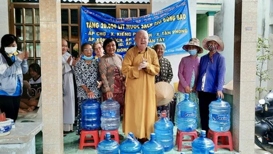 Hòa thượng Thích Duy Trấn phát biểu trong chương trình “Giọt nước nghĩa tình” tại H.Gò Công Đông, Tiền Giang