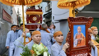 Cung thỉnh kim quan Ni trưởng nhập bảo tháp trong tiếng đồng thanh niệm Phật của Tăng Ni, Phật tử