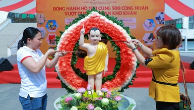 Công nhân thực hiện nghi lễ Tắm Phật tại Trung tâm Văn hóa tỉnh Bến Tre