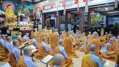 Hơn 100 hành giả tại trường hạ chùa Bồ Đề Lan Nhã (Q.6) thực hiện Bố-tát, thính giới