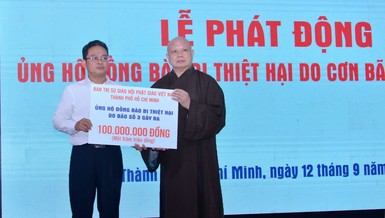 Hòa thượng Thích Lệ Trang, Trưởng ban Trị sự GHPGVN TP.HCM ủng hộ đồng bào bị thiệt hại do bão số 3